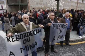Participantes en la manifestación de ayer en Xinzo contra la mina de feldespato. (Foto: XESÚS FARIÑAS )