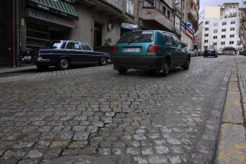 Un coche circula por la calle Concejo, cuyo firme se encuentra en muy mal estado. (Foto: BAFYPRESS)