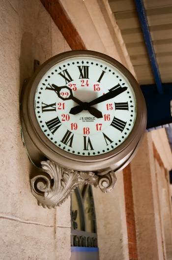 Un reloj en una estación de ferrocarril. (Foto: ARCHIVO)