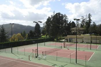 Vista general de las instalaciones que utiliza el Club de Tenis de Ourense en el Pazo de Ramirás.  (Foto: MARTIÑO PINAL)