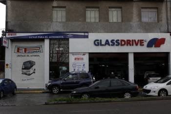 Uno de los talleres que El Parabrisas tiene en Ourense, en colaboración con Glass Drive. (Foto: JAINER BARROS)