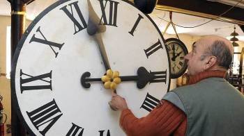 Un relojero cambia de hora uno de los relojes de su establecimiento.  (Foto: ARCHIVO)