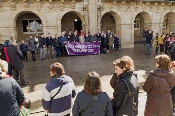 Momento de la concentración convocada por el Ayuntamiento de Lugo en repulsa de la violencia de género.