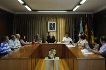 Cipriano Caamaño (en el centro), presidiendo una sesión plenaria, en Boborás. (Foto: MARTIÑO PINAL)