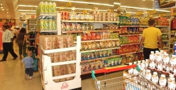 Un hombre busca productos en un panel a la hora de hacer la compra en un supermercado. (Foto: ARCHIVO)