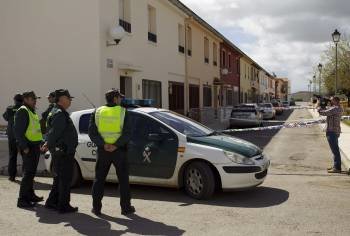 Agentes de la Guardia Civil en las inmediaciones de la vivienda donde fueron hallados los cadáveres. (Foto: DANIEL PÉREZ)