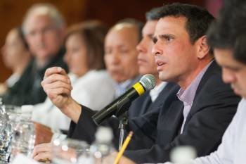 Capriles, durante el encuentro que mantuvo ayer con la prensa extranjera. (Foto: MIGUEL GUTIÉRREZ)