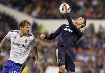 Ronaldo intenta controlar el balón, el sábado en Zaragoza ante el holandés Loovens. (Foto: J. CEBOLLADA)