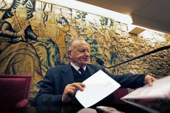 El catedrático de Lengua y Literatura Xesús Alonso Montero, en la comparencia de prensa en la Academia. (Foto: CABALAR)