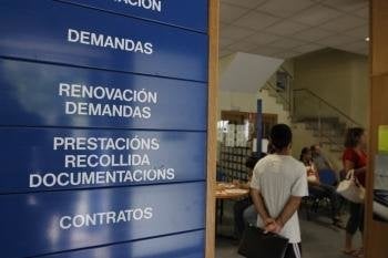 Trabajadores esperan para ser atendidos en la oficina del Inem del Posío, en Ourense. (Foto: Xesús Fariñas)