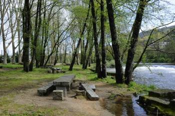 El área recreativa de A Veronza, en la imagen, está situada en las orillas del río Avia. (Foto: MARTIÑO PINAL)
