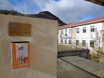 Entrada del colegio Virxe do Camiño, en el Concello de Rubiá, que demanda un aula más al tener más niños. (Foto: J.C.)