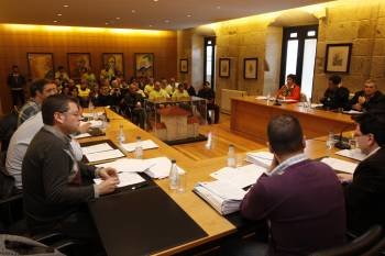 Los concejales en un momento de la sesión que contó con afectados por las preferentes. (Foto: XESUS FARIÑAS)