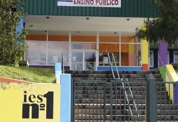 Accesos al instituto número 1 de O Carballiño, uno de los que ha protestado por los recortes. (Foto: MARTIÑO PINAL)