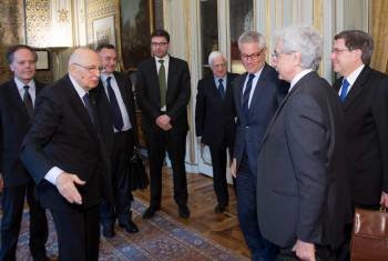 El presidente de la República de Italia, Giorgio Napolitano, con varios de los miembros del comité de expertos.