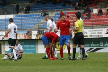 Yosu, capitán del Ourense, pide explicaciones al árbitro por la tarjeta a su compañero Adil. (Foto: José Paz)