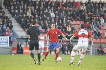 Yebra conduce el balón ante Torres en el partido de O Couto ante el Sanse (Foto: Martiño Pinal)