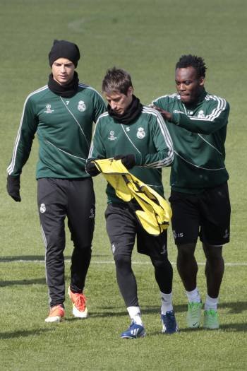 Ronaldo, Coentrao y Essien, ayer en Valdebebas. (Foto: ÁNGEL DÍAZ)