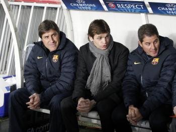 El entrenador del FC Barcelona, Tito Vilanova (c), junto a su asistente Jordi Roura (i), durante el partido de ida de cuartos de final de la Liga de Campeones (Foto: EFE)