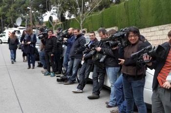 Numerosos medios de comunicación se han congregado esta tarde ante el domicilio de la Infanta Cristina en el barrio de Pedralbes (Foto: EFE)
