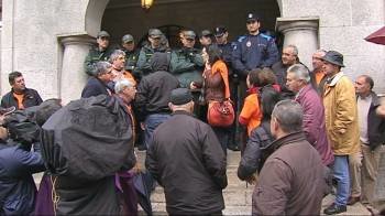 Guardias civiles y policías locales impiden la entrada de preferentistas al Concello de Nigrán. (Foto: S.E.)