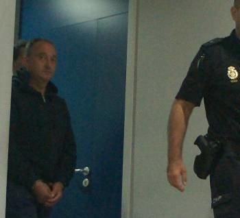 El condenado, entrando a la sala de vistas durante el juicio. (Foto: CRISTÓBAL GARCÍA)