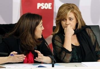  La vicesecretaria general del PSOE, Elena Valenciano (d), y la portavoz del partido en el Congreso, Soraya Rodríguez.
