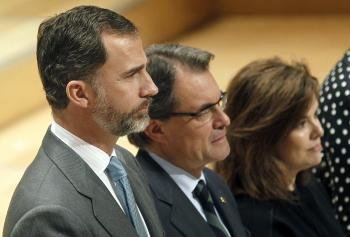 El Príncipe Felipe junto al presidente de la Generalitat, Artur Mas, y la vicepresidenta del Gobierno, Soraya Saenz de Santamaría (Foto: EFE)