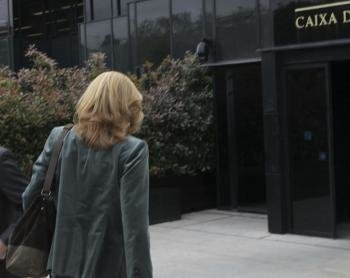 La infanta Cristina, a su llegada a la sede central de la Caixa en Barcelona para incorporarse con normalidad a su puesto de trabajo.
