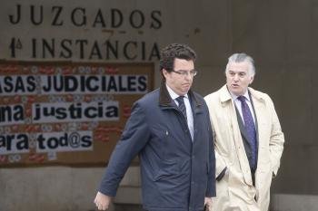 l extesorero del PP, Luis Bárcenas, acompañado por su abogado, Alfonso Trallero.