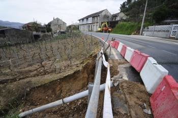 Obras de canalización subterránea de las aguas en la carretera de Santo André. (Foto: MARTIÑO PINAL)