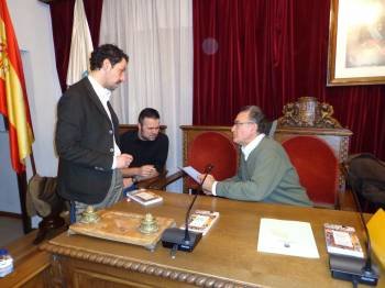 Moisés Blanco y Alfredo García intercambian iimpresiones, ante el interventor municipal. (Foto: J.C.)