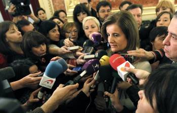 Fátima Báñez, rodeada de periodistas tras su comparecencia en el Congreso de los Diputados. (Foto: KOTE)