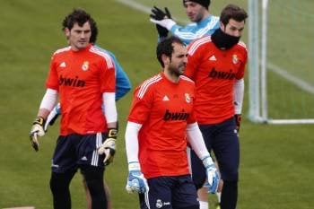 Casillas, Diego López y Adán, ayer durante el entrenamiento del Real Madrid en Valdebebas. (Foto: J.C. HIDALGO)