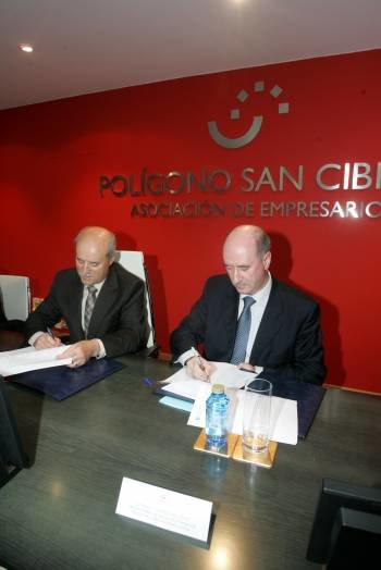 Elías Mera y Manuel Corredoira firman el convenio.  (Foto: MARCOS ATRIO)