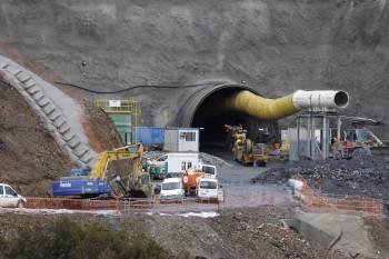 Trabajos en el túnel en el que el pasado día 2 falleció un ingeniero atropellado por un camión (Foto: XESÚS FARIÑAS)