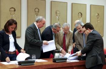 Miembros de la Comisión Constitucional del Congreso que aprobó la reforma del voto emigrante. (Foto: ARCHIVO)