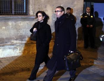Diego Torres y su mujer salen de los juzgados de Palma.
