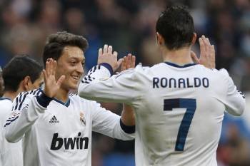 Ronaldo y Özil celebran uno de los dos goles que convirtió el internacional alemán. (Foto: JAVIER LIZÓN)