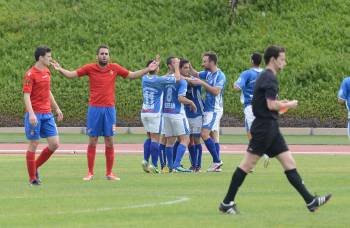 El lateral Campillo pide explicaciones tras la jugada del gol del Marino, mientras los jugadores canarios celebran el tanto. (Foto: SERGIO MÉNDEZ)