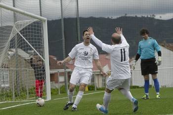 Víctor celebra con Alfonso el primer gol. (Foto: MIGUEL ÁNGEL)