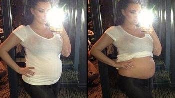 Kim Kardashian, se levanta la camiseta frente al espejo y nos enseña su embarazada tripa.