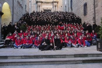 Novatos y veteranos del instituto de Contabilidade de Oporto posan en la escalinata de Santa María Nai (Foto: Miguel Ángel)