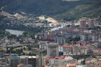 Imagen aérea del centro de la ciudad, con la Torre de Ourense en primer término. (Foto: JOSÉ PAZ)