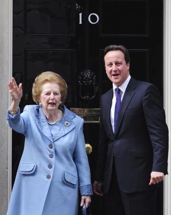 Thatcher, con el actual primer ministro David Cameron en 2010. (Foto: F. ARRIZABALAGA)