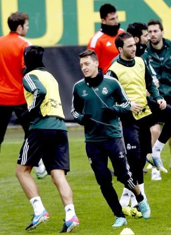 Los jugadores del Madrid, ayer durante el entrenamiento. (Foto: SEDAT SUNA)