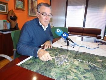 Alfredo García muestra el plano de Millarouso.