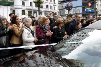 Sara Montiel ha cortado esta mañana la Gran Vía para 'pasearla' por última vez y recibir el homenaje de cientos de madrileños que han aplaudido el paso de su coche fúnebre.