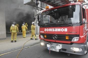 En las labores de extinción del incendio participaron once efectivos del cuerpo de bomberos de la ciudad. (Foto: MIGUEL ÁNGEL)