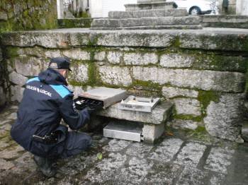 Un policía inspecciona las cajas abandonadas en Flores. (Foto: LR)